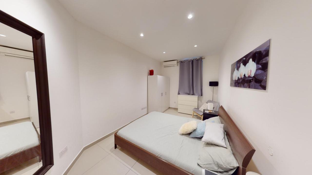 Spacious 3 Bedroom Maisonette Apartment *